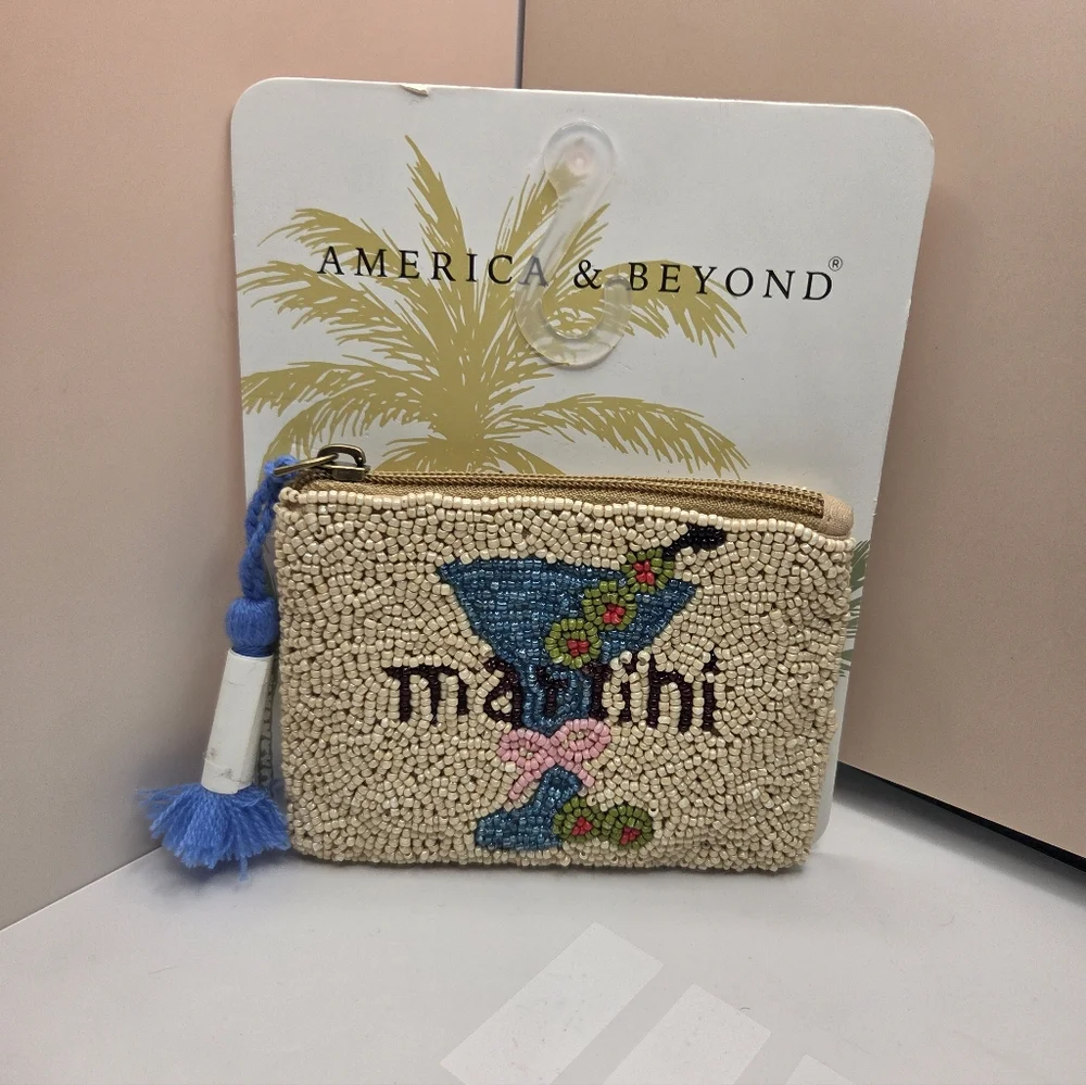 💚▪️America & Beyond ▪️Tan Beaded Martini Coin Pouch